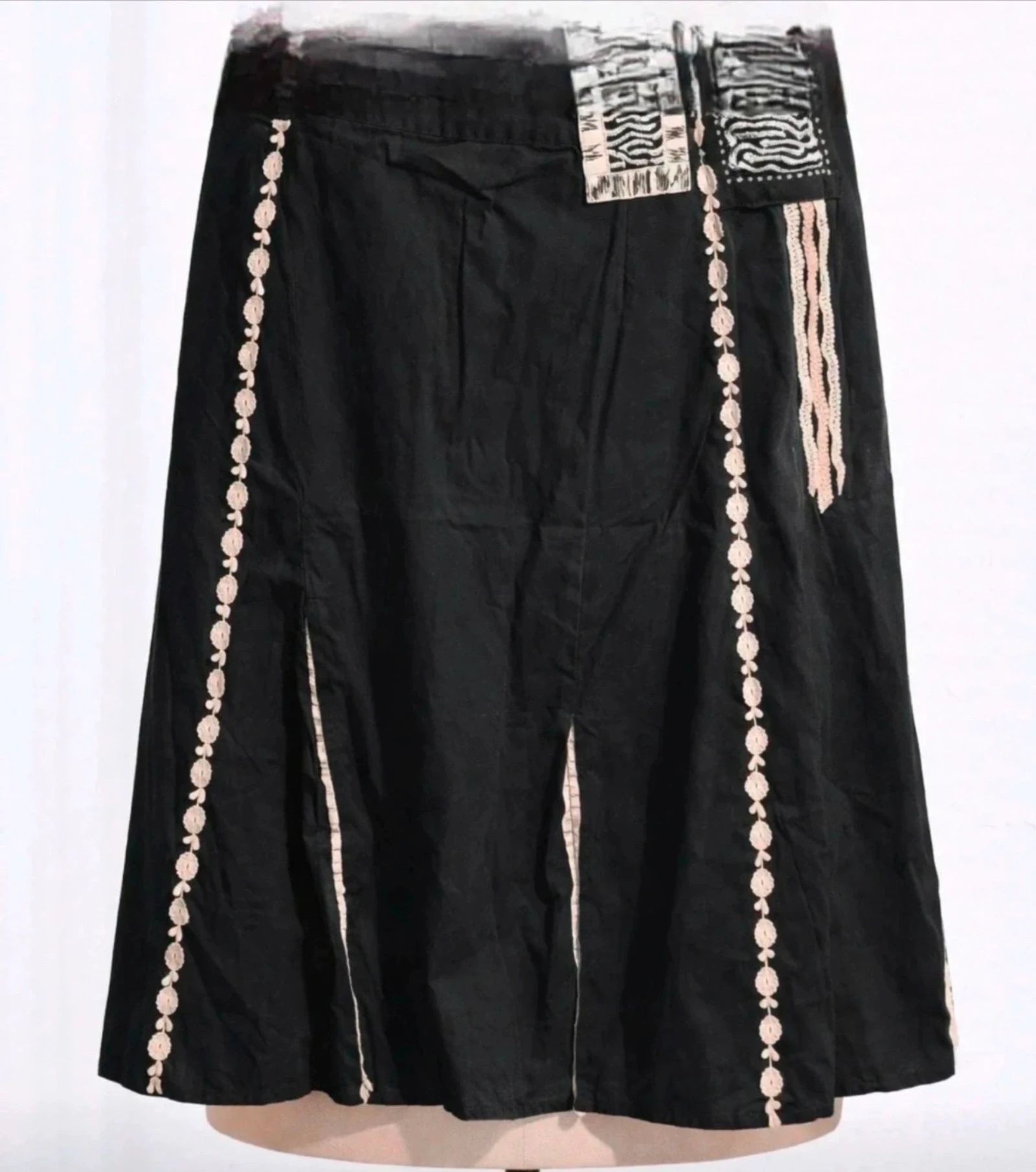 Très jolie jupe noire de la marque All Beautiful au style original et féminin
